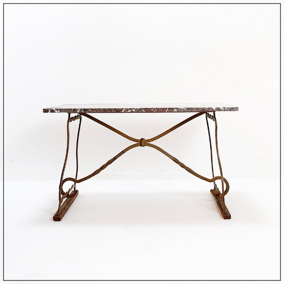 Image 1 of Mesa de centro de hierro forjado y mármol al estilo de Gilbert Poillerat