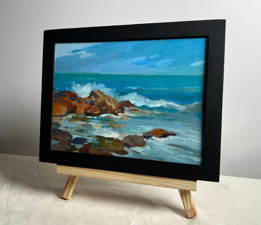 Peinture à l'huile originale représentant un paysage côtier marin. Les vagues se brisent sur les rochers.