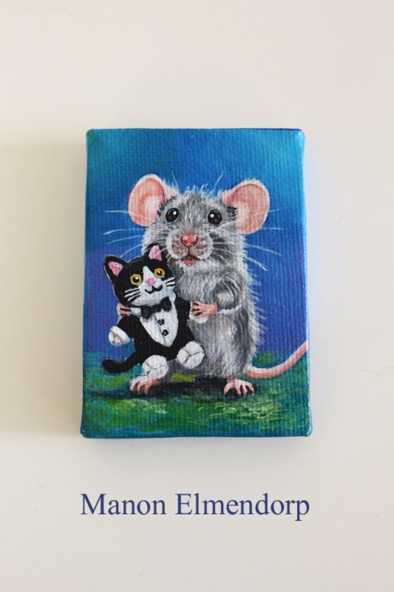 Image 1 of Uniek Handgeschilderd Schilderijtje Muis met Knuffeltje Tuxedo Kat