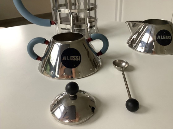 Image 1 of Set Alessi: caffettiera, zuccheriera e lattiera in acciaio inossidabile. Design di Michael Graves.