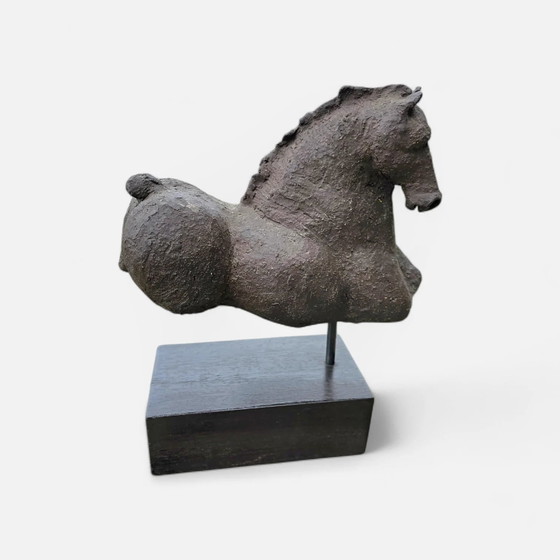 Keramische Beeldhouwkunst / Paardentorso op houten sokkel / – Ceramic (photo 7 of 8)
