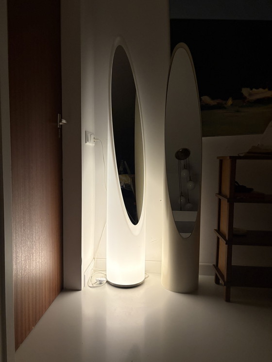 Image 1 of Miroir sur pied avec éclairage style Unghia
