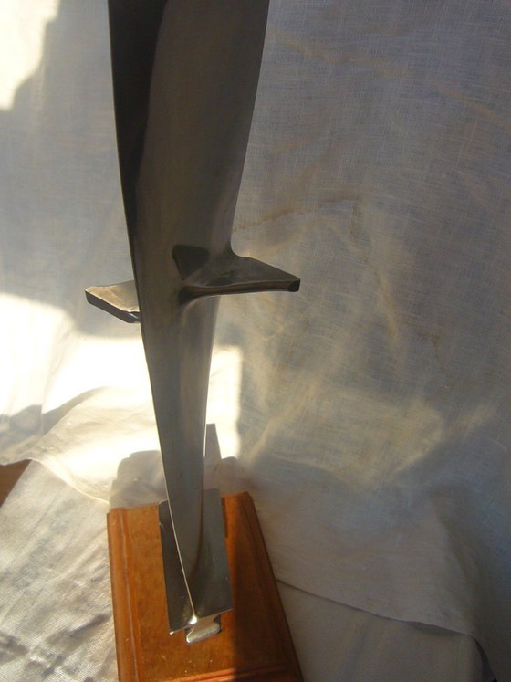 Objeto de titanio metálico, obra de arte, escultura hecha a partir de una pala de ventilador, pala de motor, (photo 7 of 11)