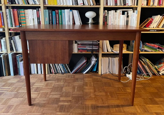 Image 1 of Scrivania di design danese in legno di teak, anni '60, due cassetti