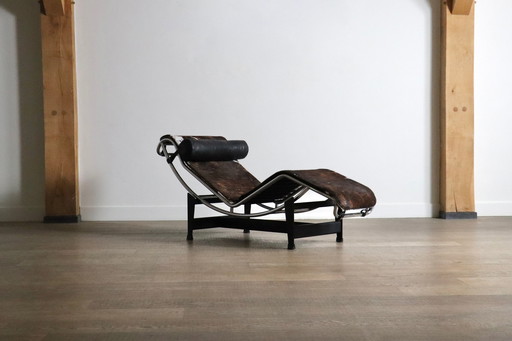 Cassina LC4 Chaise Longue In Ponyskin Van Le Corbusier en Charlotte Perriand 1980