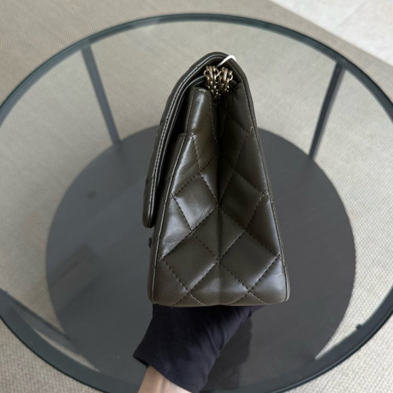 Image 1 of Chanel 2.55 Reissue 226 - Pelle di vitello trapuntata invecchiata, verde militare scuro, hardware dorato, serie 13