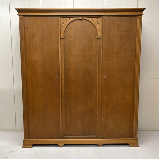 Armario antiguo de estilo Art Déco con módulos para colgar ropa y estantes desmontables.