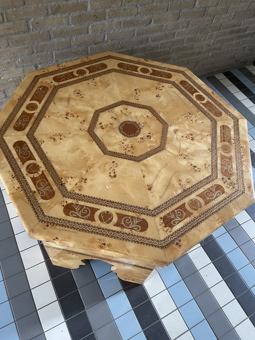 Table basse unique de style marocain à 8 côtés, fabriquée sur commande, d'où son prix.