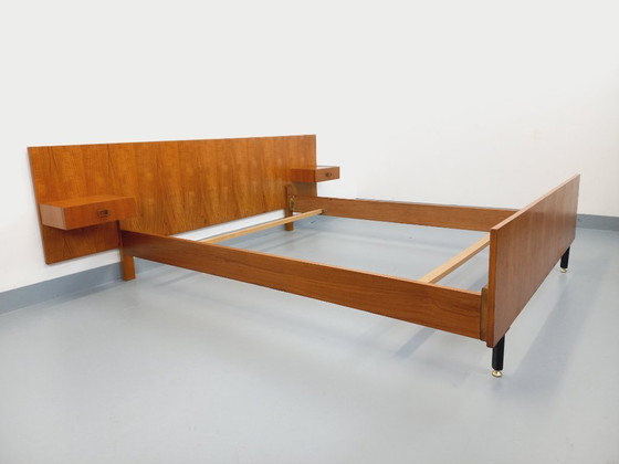 Image 1 of Vintage modernistisch tweepersoonsbed uit de jaren 60, gemaakt van teakhout en zwart metaal, met geïntegreerde nachtkastjes.