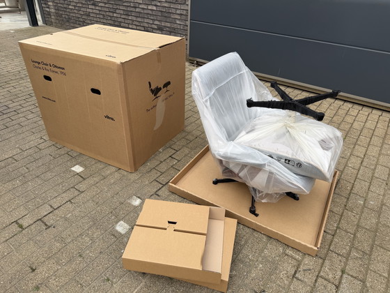 Image 1 of Poltrona lounge Vitra Eames XL + poggiapiedi, in pregiata pelle nera e palissandro Santos. NUOVA!!