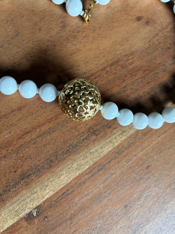 Nuova collana corta con perline vintage bianche e ornamento color oro, 42 cm. – EM HISTORY BEADS, Regali (photo 3 of 5)