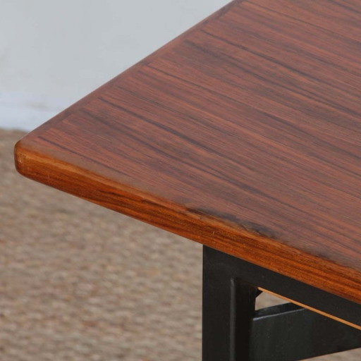 Scrivania vintage in legno e metallo risalente agli anni '60.