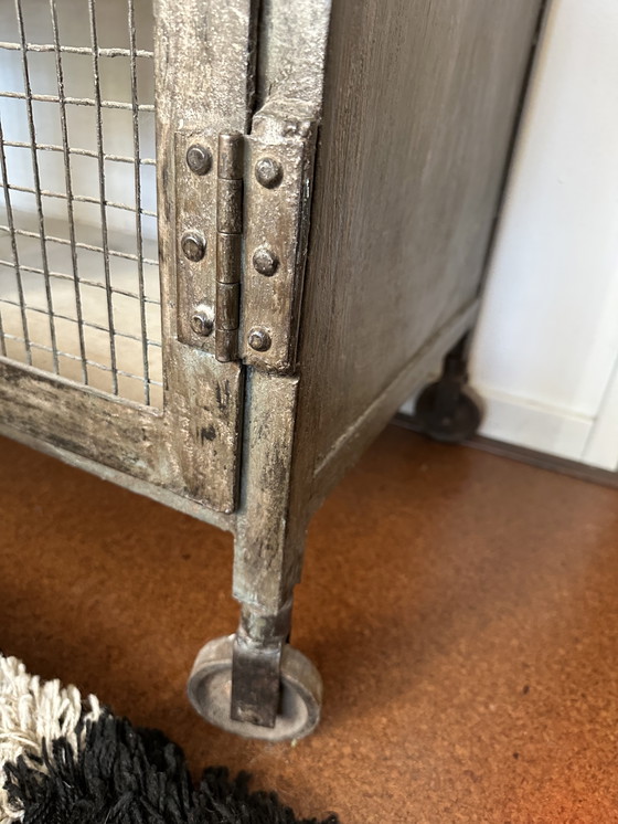 Image 1 of Industrieller Drahtschrank auf Rollen – Original aus Escape Rooms
