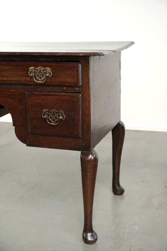 Elegant 18th-century English oak lowboy/side table with a luxurious appearance – Wood (photo 9 of 11)