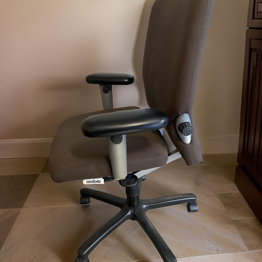 Chaise de bureau marron confortable