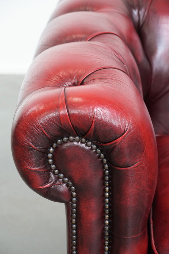 Image 1 of Chesterfield-Club-Sessel aus rotem englischem Rindsleder mit Ziernieten