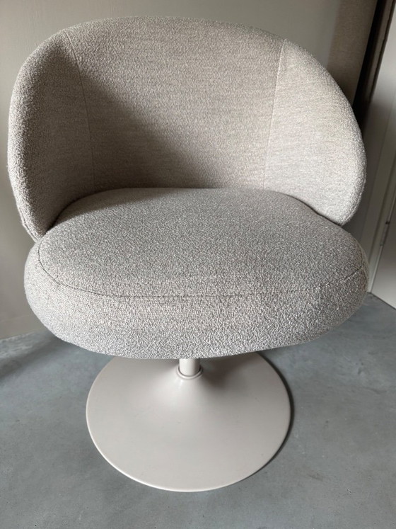 Image 1 of 3 fauteuils baquets à piètement tulipe de style Mid-Century, comme neufs et très confortables.