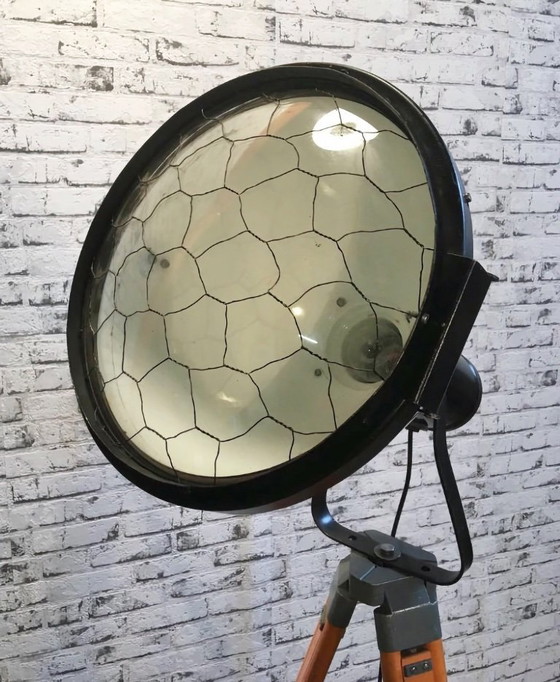 Image 1 of Faretto vintage in smalto nero su treppiede in legno, anni '50