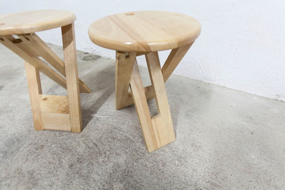 Image 1 of Een paar opklapbare krukjes van Adrian Reed uit de jaren 80.