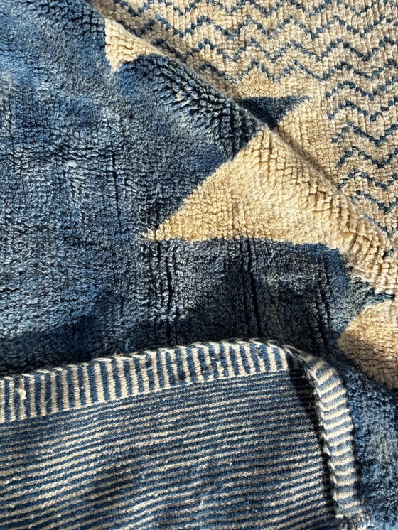 Image 1 of Handgemaakt Marokkaans Mrirt wollen tapijt 260x300 cm – Wit en blauw minimalistisch geometrisch ontwerp