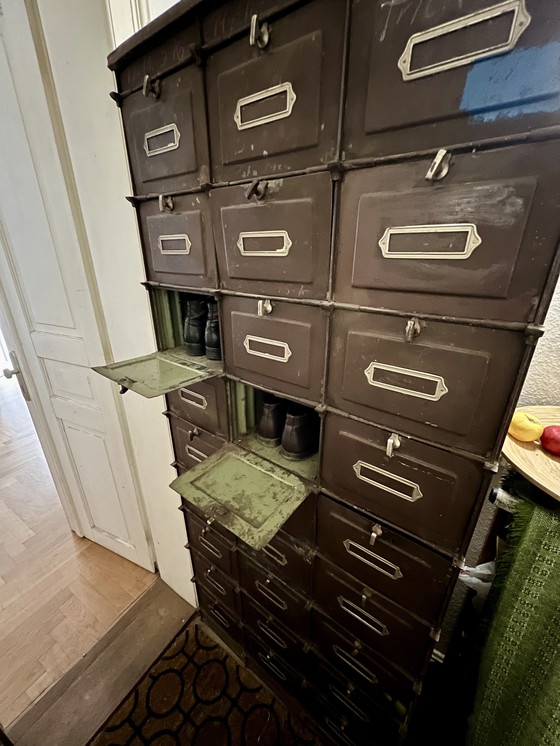 Image 1 of Armario con solapas Blödner Diseño industrial Mueble zapatero Sneaker