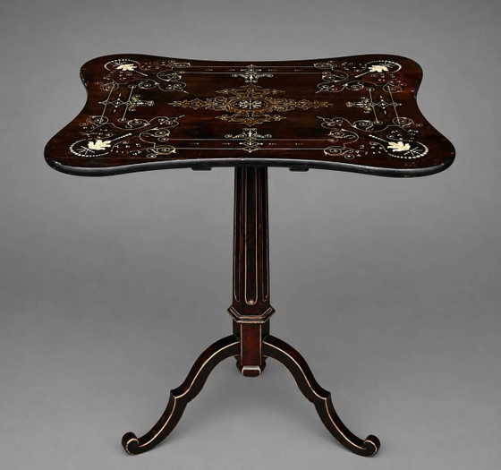 Table trépied victorienne en acajou, plateau inclinable peint à la main. – Tables basses, Wood (photo 7 of 7)