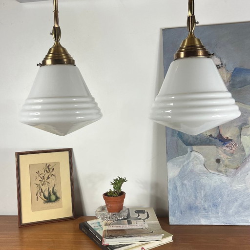 Paire de suspensions lustres en verre opaline blanc Philips et laiton 1920 chaîne en laiton doré 