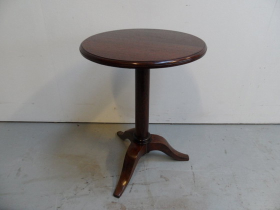 Image 1 of Table d'appoint ronde vintage en acajou