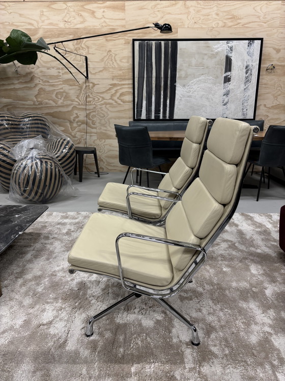 Fauteuil lounge Vitra Eames EA 222 chromé, entièrement recouvert de cuir à l'avant et à l'arrière – Aluminium (photo 3 of 12)