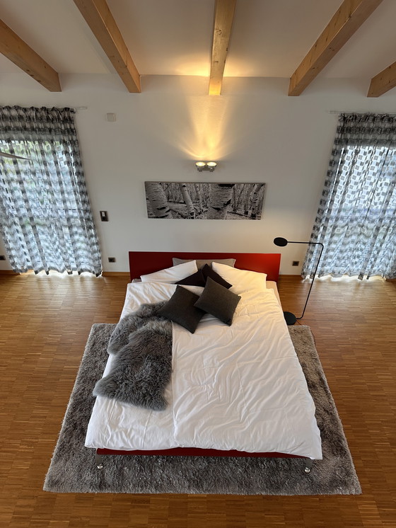 Image 1 of Letto 180 x 200 in legno massello con piedini in acciaio inox e rete a doghe.