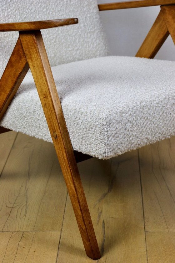 Image 1 of Fauteuil vintage B-310 VAR blanc structure bouclé années 1970 - bois couleur hêtre
