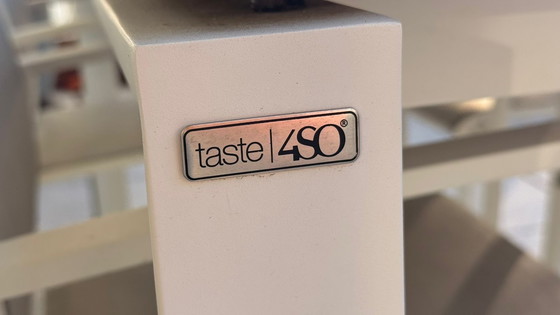 Image 1 of Modernes Gartenmöbelset, bestehend aus einem 4-Jahreszeiten-Tisch mit 4 Stühlen in Weiß und Grau