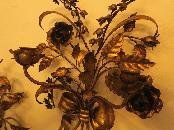 Image 1 of Par de candelabros dobles de pared chapados en oro con rosas, de Hans Kögl, década de 1960.