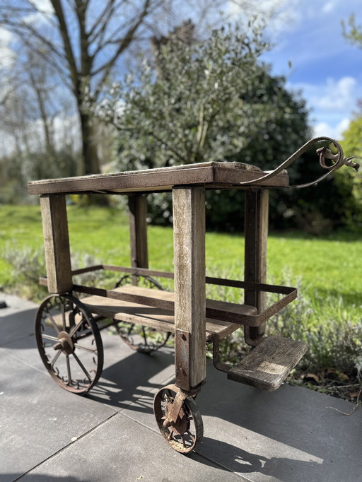 Carrello da giardino rustico antico – Carrello di servizio in legno e ferro battuto con ruote a voluta (circa 1920-40)