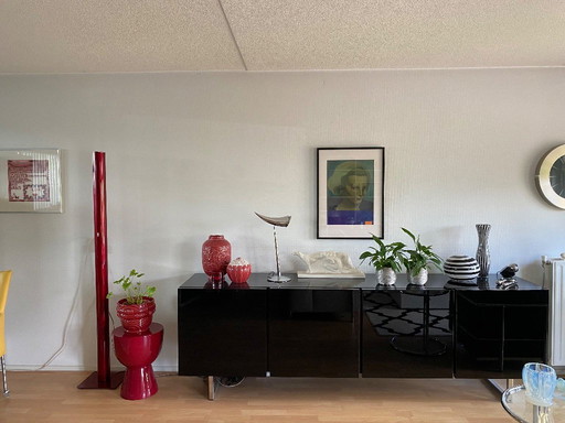 Hochglänzendes schwarzes Sideboard