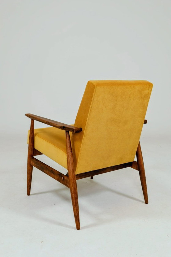 Image 1 of Moderner, langer Sessel aus gelbem Samt im skandinavischen Design