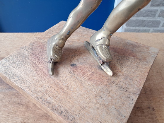 Image 1 of 2 Bronzen beelden van schaatsers 28 en 17 cm hoog