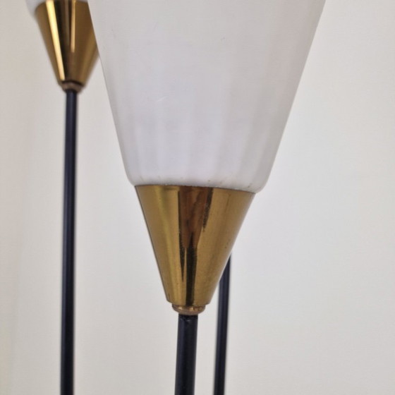 Image 1 of Lampadaire trépied en verre opalin et laiton, Italie, années 1950