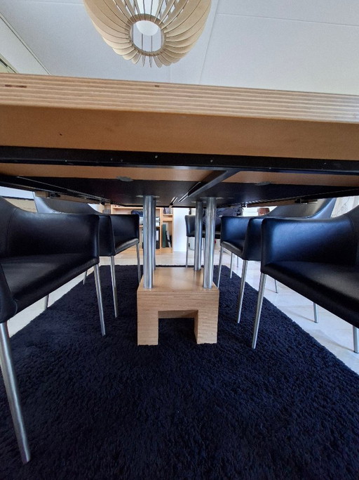 Mooie, unieke moderne design eettafel met een strak design.