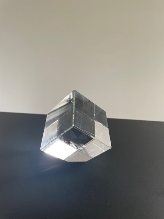 Image 1 of Cubo di vetro inclinato con effetto prismatico