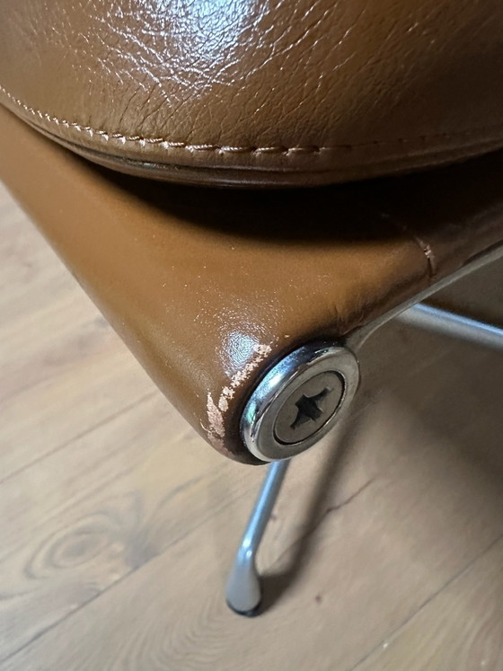 Chaise Vitra Eames Soft Pad en cuir marron (EA 208), Chaises de réunion, Aluminium (photo 7 sur 8)