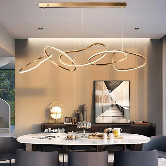 Image 1 of Lustre Cartier au design long et élancé, orné de cinq cercles dorés.