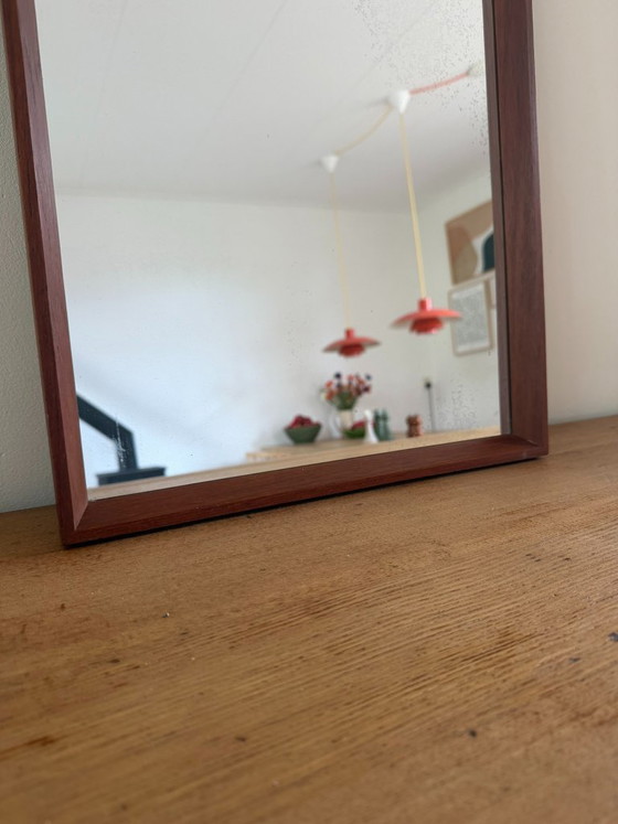 Image 1 of Bellissimo specchio vintage danese in teak con bordi smussati e graziosi dettagli in ottone.