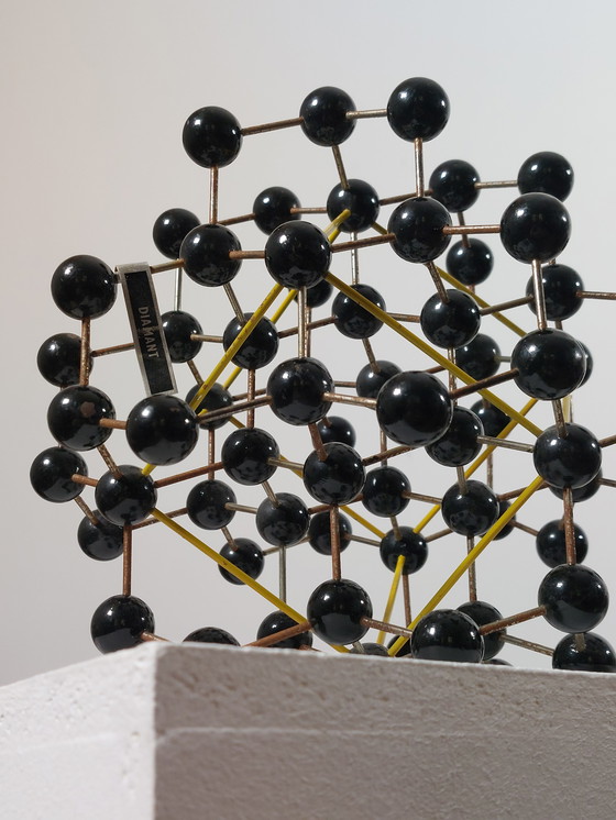 Image 1 of Ancien modèle structural, outil pédagogique de chimie, atomes, République tchèque, diamant