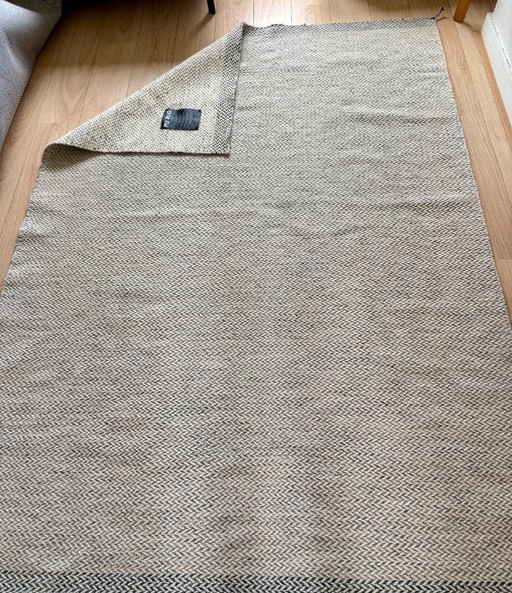 MUUTO Ply Rug - 170x240cm - Herringbone Blue & White
