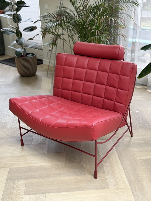 Prachtig rode Leolux Volare fauteuil met hocker