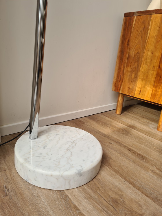 Image 1 of Lámpara de arco con base de mármol