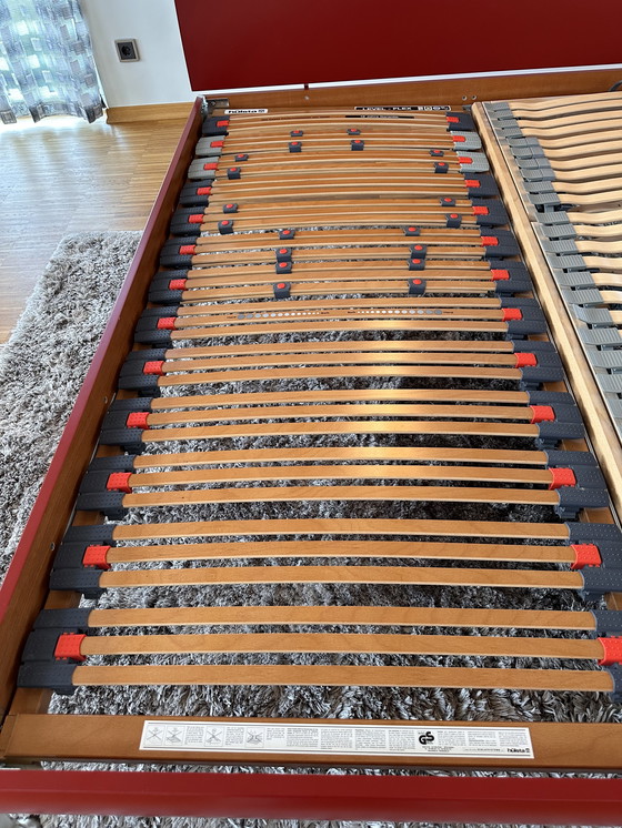 Image 1 of Letto 180 x 200 in legno massello con piedini in acciaio inox e rete a doghe.