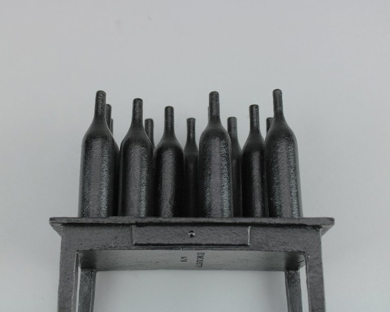 Image 1 of Mario Avati (1921-2009) - Table avec bouteilles - 1978 - sculpture en bronze - édition à 100 exemplaires - Edizione Olivetti