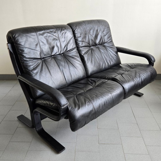 Image 1 of SOFA CANAPE SCANDINAVE 2 PLACES 1970 VINTAGE EN CUIR NOIR & BOIS COURBE 70S 1970